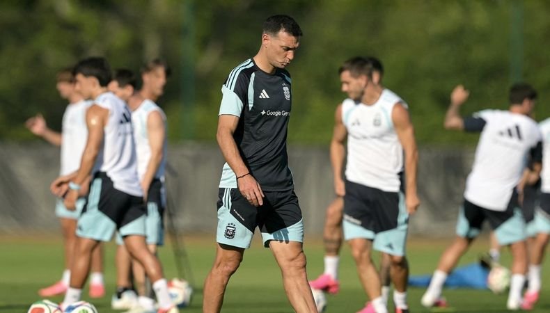 El DT argentino tiene contrato hasta diciembre y los hinchas le pidieron la renovación. 