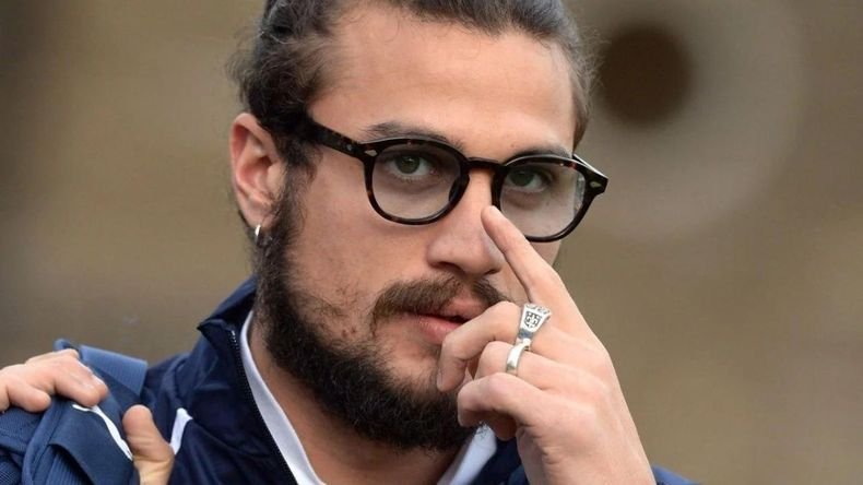 Daniel Osvaldo aún permanece internado en terapia intensiva.