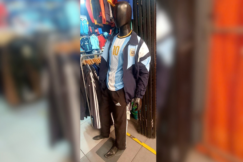 El conjunto disponible para hombre supera los 100 mil pesos. El conjunto disponible para hombre supera los 100 mil pesos.
