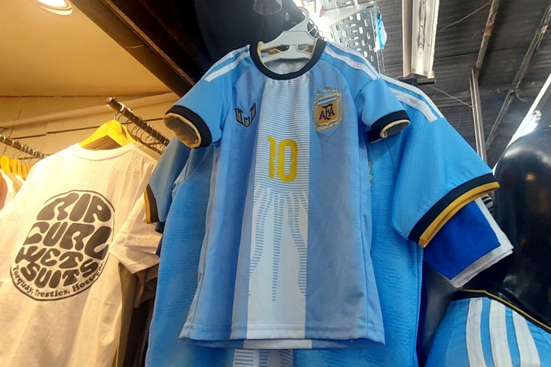 Persas y ferias a cielo abierto no solo ofrecen camisetas: suman camperas y pantalones de la selección. Persas y ferias a cielo abierto no solo ofrecen camisetas: suman camperas y pantalones de la selección.