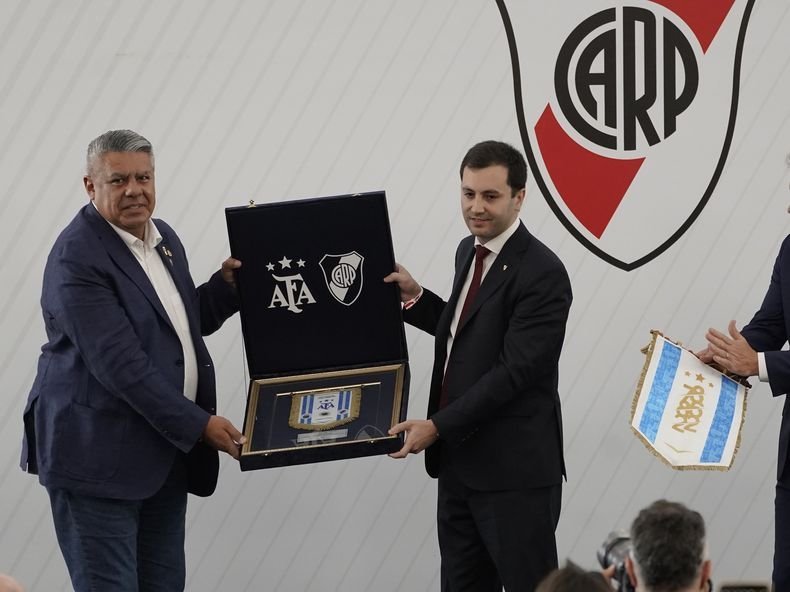 Chiqui Tapia de la AFA y Stéfano Di Carlo, presidente del Club Atlético River Plate. Chiqui Tapia de la AFA y Stéfano Di Carlo, presidente del Club Atlético River Plate.