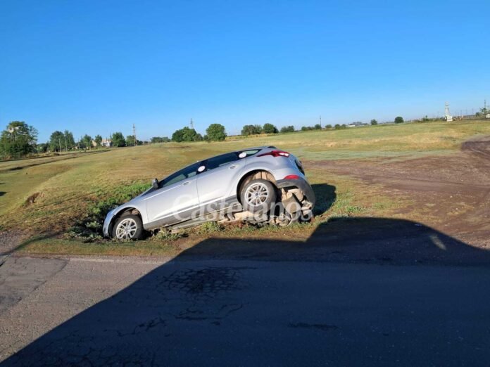 Un auto cayó a una zanja en la colectora, a metros de la UNRaf