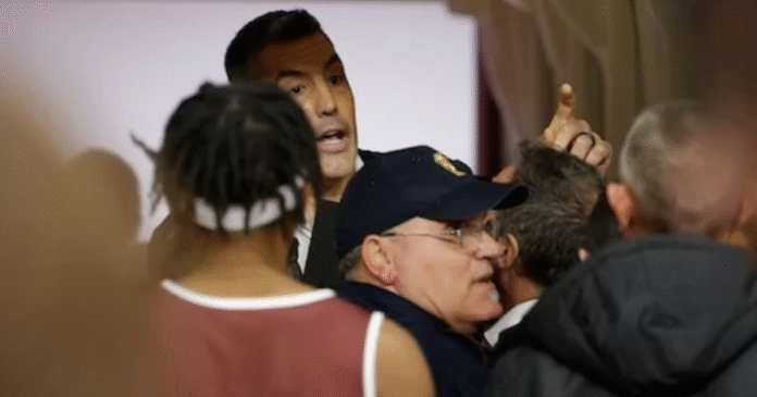 Luis Scola fue agredido tras un partidode básquet en medio de un fuerte conflicto en Italia