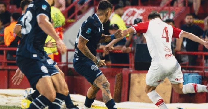 Con lo justo y lejos de casa, la Lepra venció a Huracán por 2 a 1