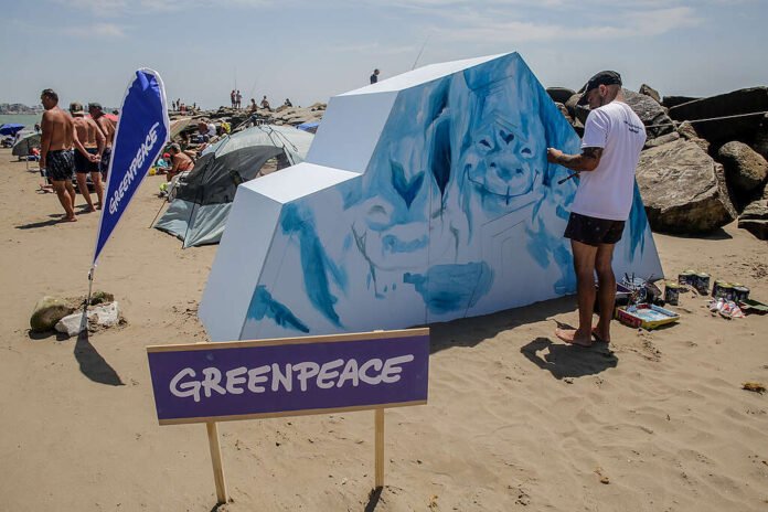 “Tan absurdo como un glaciar en la playa”, la propuesta de Greenpeace en Mar del Plata