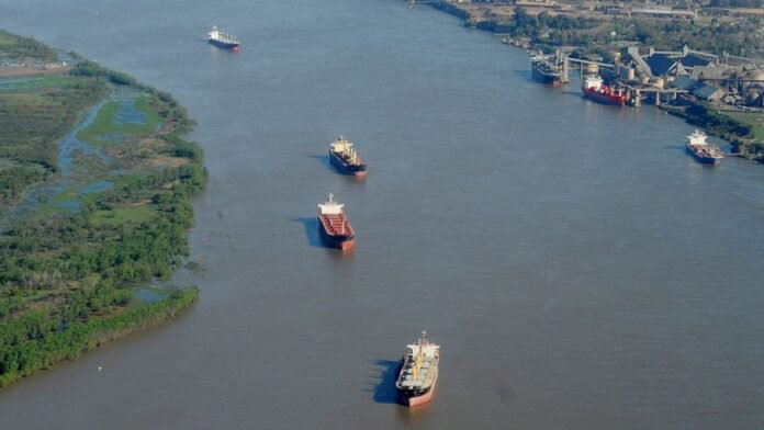 Tres ofertas para la hidrovía, la autopista fluvial del agro argentino