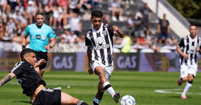 Gimnasia y Esgrima empató sin goles con Riestra en un complicado partido de local